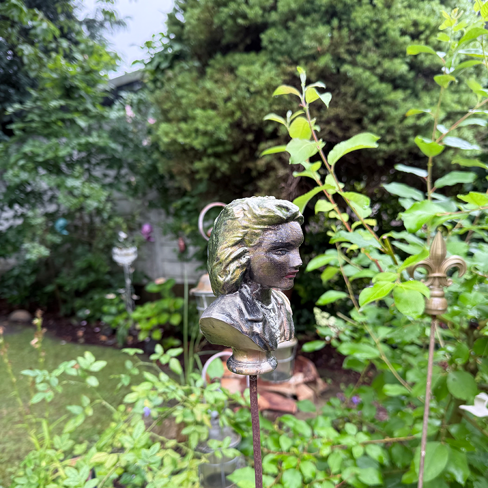 Gartenstecker > Iconic Rebel < antik