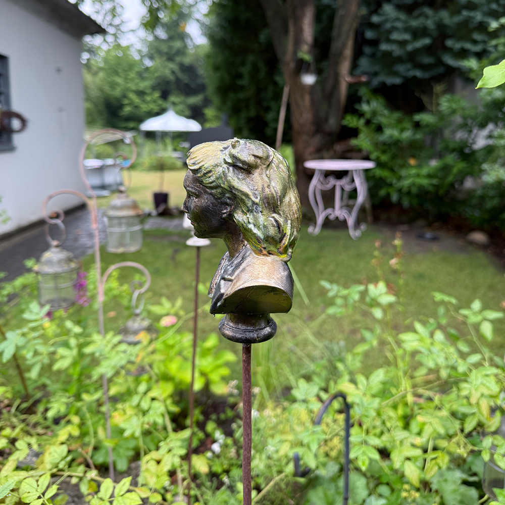 Gartenstecker > Iconic Rebel < antik