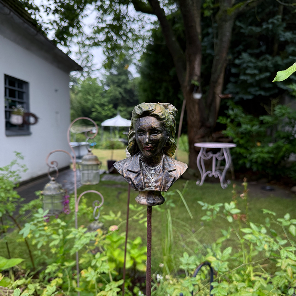 Gartenstecker > Iconic Rebel < antik