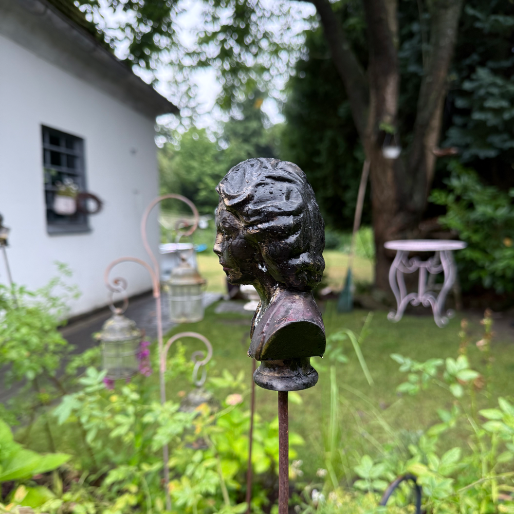 Gartenstecker > Graceful Lady < antik