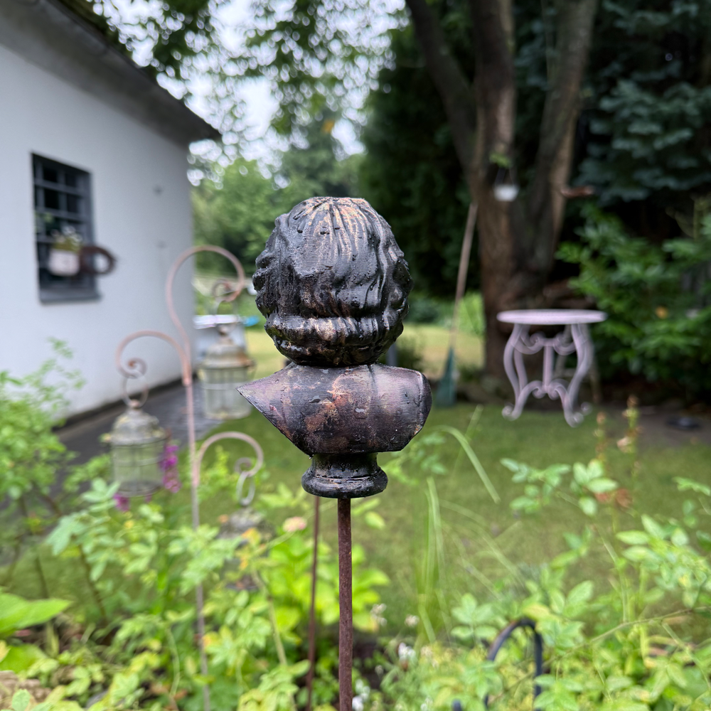 Gartenstecker > Graceful Lady < antik