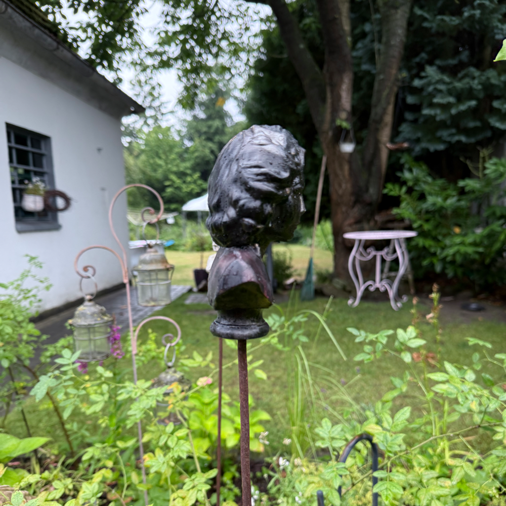 Gartenstecker > Graceful Lady < antik